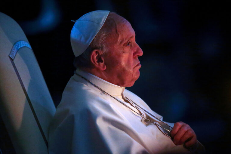 Le Pape François préside le rite de la résurrection du Christ dans la basilique Saint-Pierre au Vatican