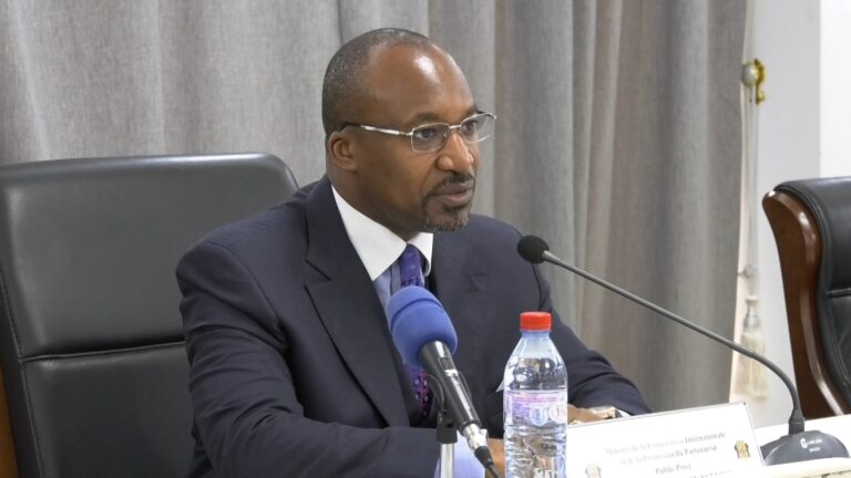 Cooperatiin-le-ministre-en-charge-de-la-cooperation-lors-des-echanges
