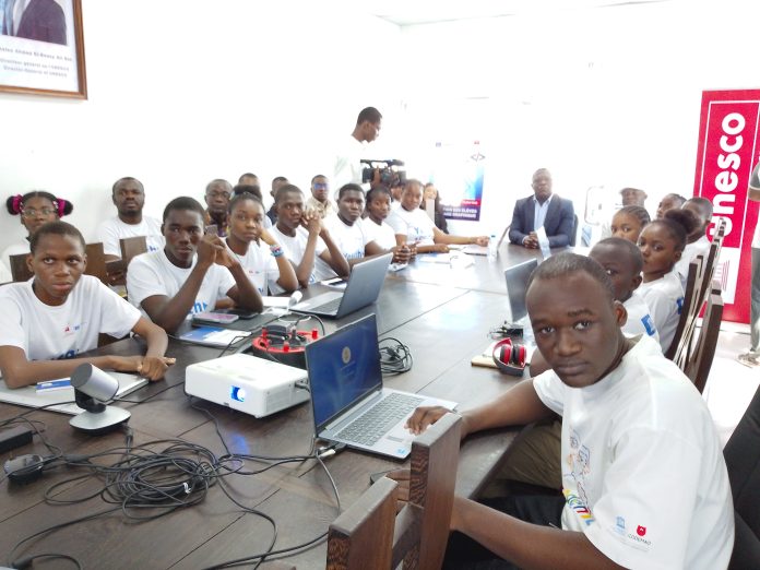 Les-eleves-des-deux-lycees-lors-de-la-restitution-de-leurs-travaux-a-lissue-de-la-formation-le-21-mars-a-Brazzaville-696x522