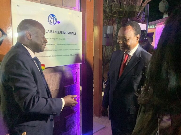 Ousman-Diangana-et-Claude-Alphonse-Nsilou-lors-de-linauguration-du-Bureau-du-Groupe-de-la-Banque-mondiale-au-Congo