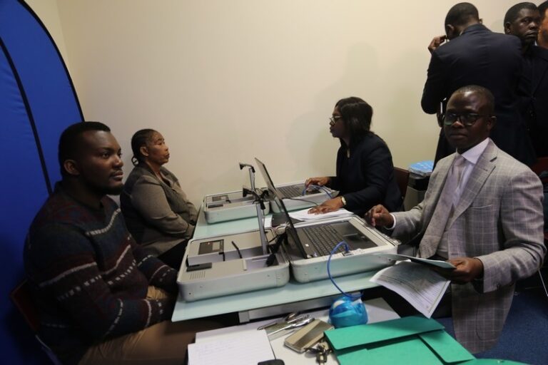 ambassade_du_congo_en_france-seance_de_procedure_de_laobtention_du_passeport_1