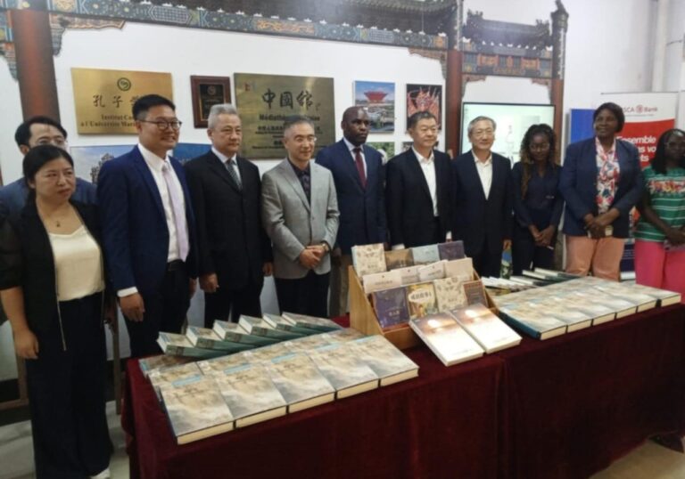 la_delegation_chinoise_posant_pour_la_posterite_avec_les_responsables_de_linstitut_confucius_devant_les_ouvrages_recus