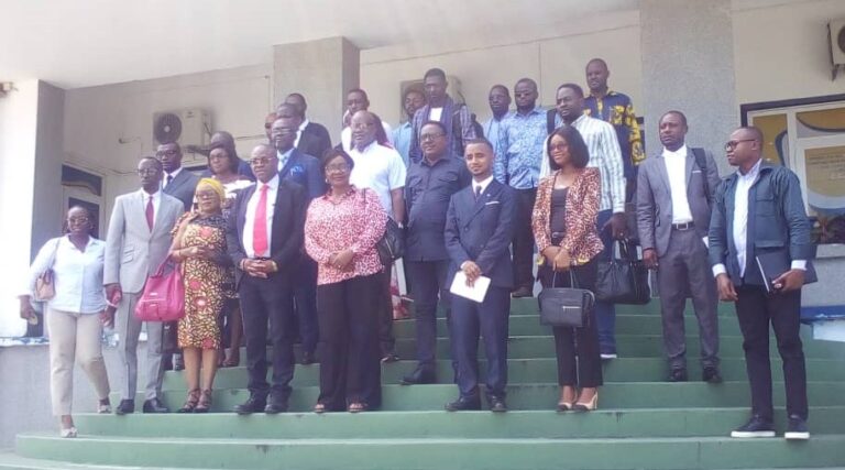 la_photo_densemble_apres_la_conference-debat_sur_le_cadre_juridique_des_activites_petrolieres_au_congo