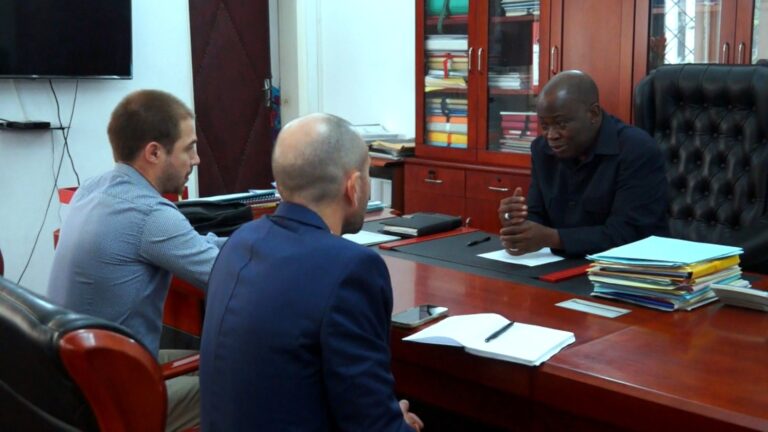 le_directeur_general_de_la_cogelo_etienne_makosso_sentrenant_avec_ses_hotes_du_pmu_france