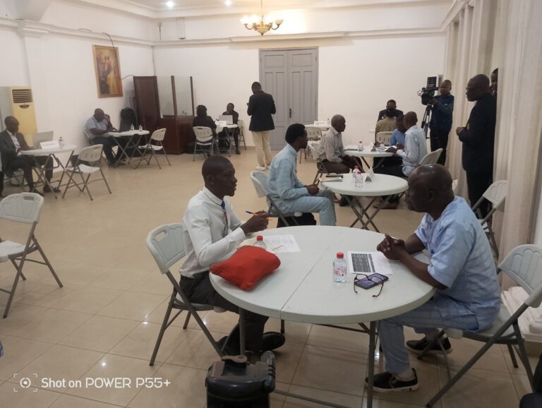 une_vue_de_la_salle_lors_des_consultations_gratuites_dentreprises_fileminimizer